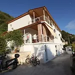 Ξενοδοχείο με διαμερίσματα Riza Veliu 3*
