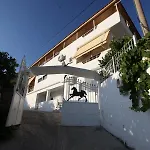 Ξενοδοχείο με διαμερίσματα Riza Veliu Piqeras