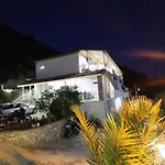 Ξενοδοχείο με διαμερίσματα Riza Veliu 3*