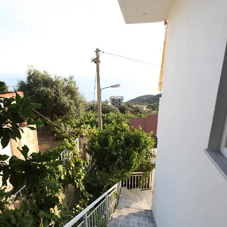 Ξενοδοχείο με διαμερίσματα Riza Veliu
