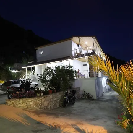 Ξενοδοχείο με διαμερίσματα Riza Veliu