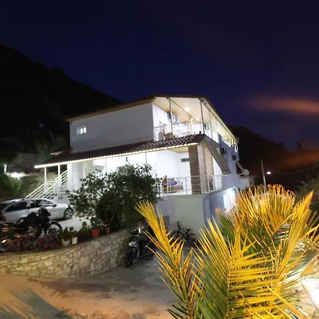 Ξενοδοχείο με διαμερίσματα Riza Veliu 3*