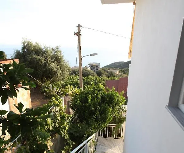 Ξενοδοχείο με διαμερίσματα Riza Veliu