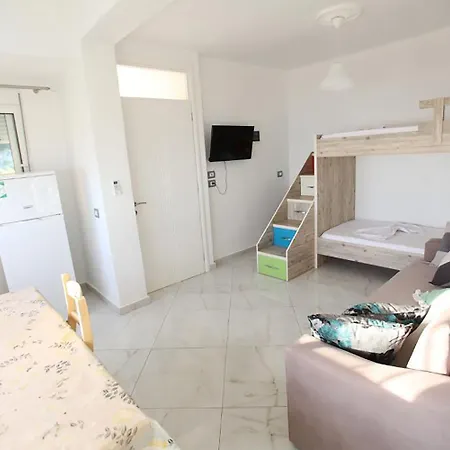 Riza Veliu Aparthotel 3*